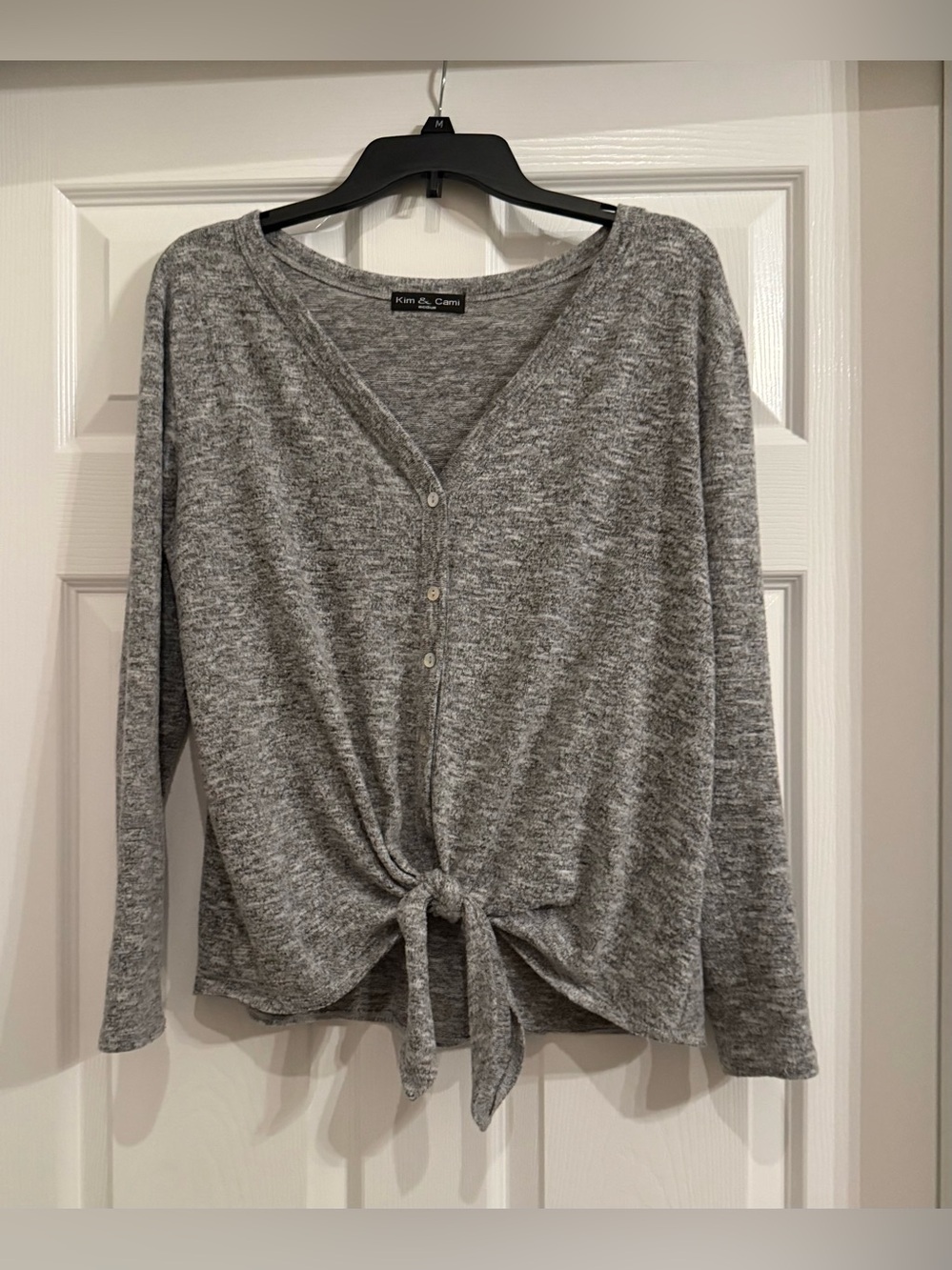 Women’s Kim and Cami soft button down front tie top. Gray. Size medium.